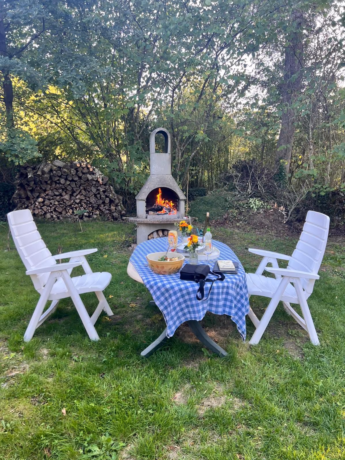 Houtgestookte bbq met 'tafel voor twee',