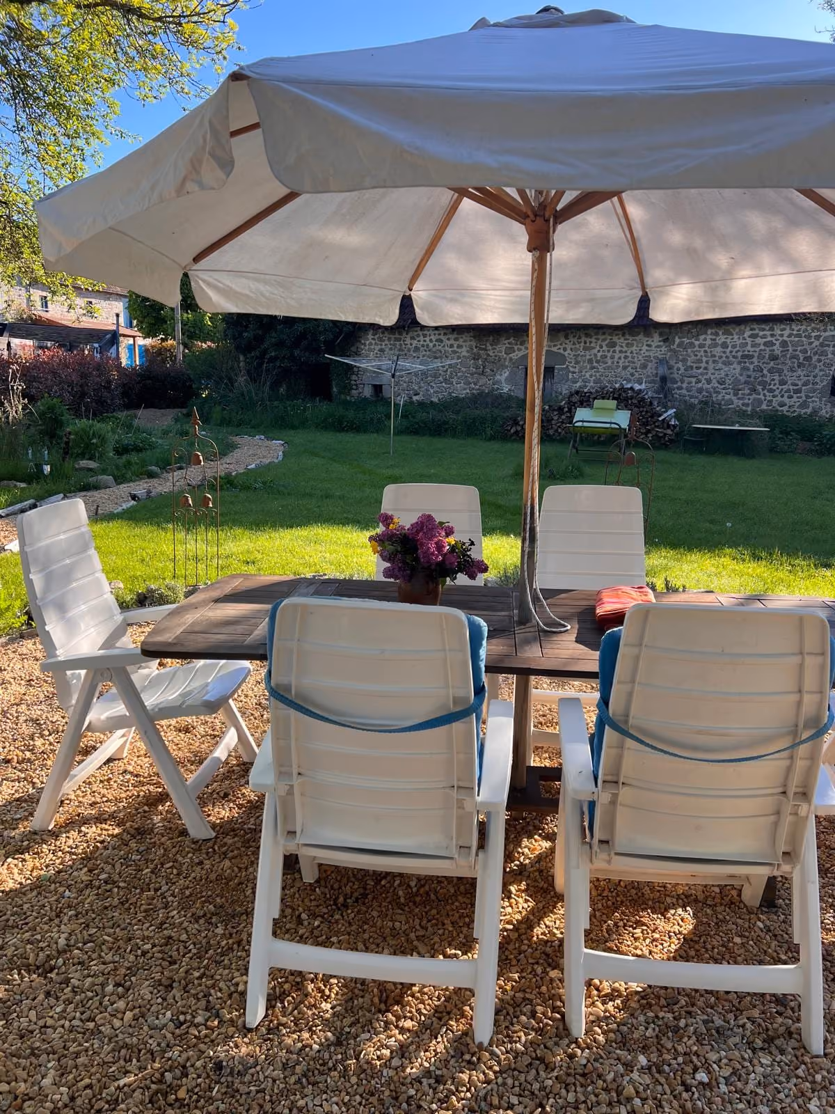 Eettafel met uitzicht op de tuin
