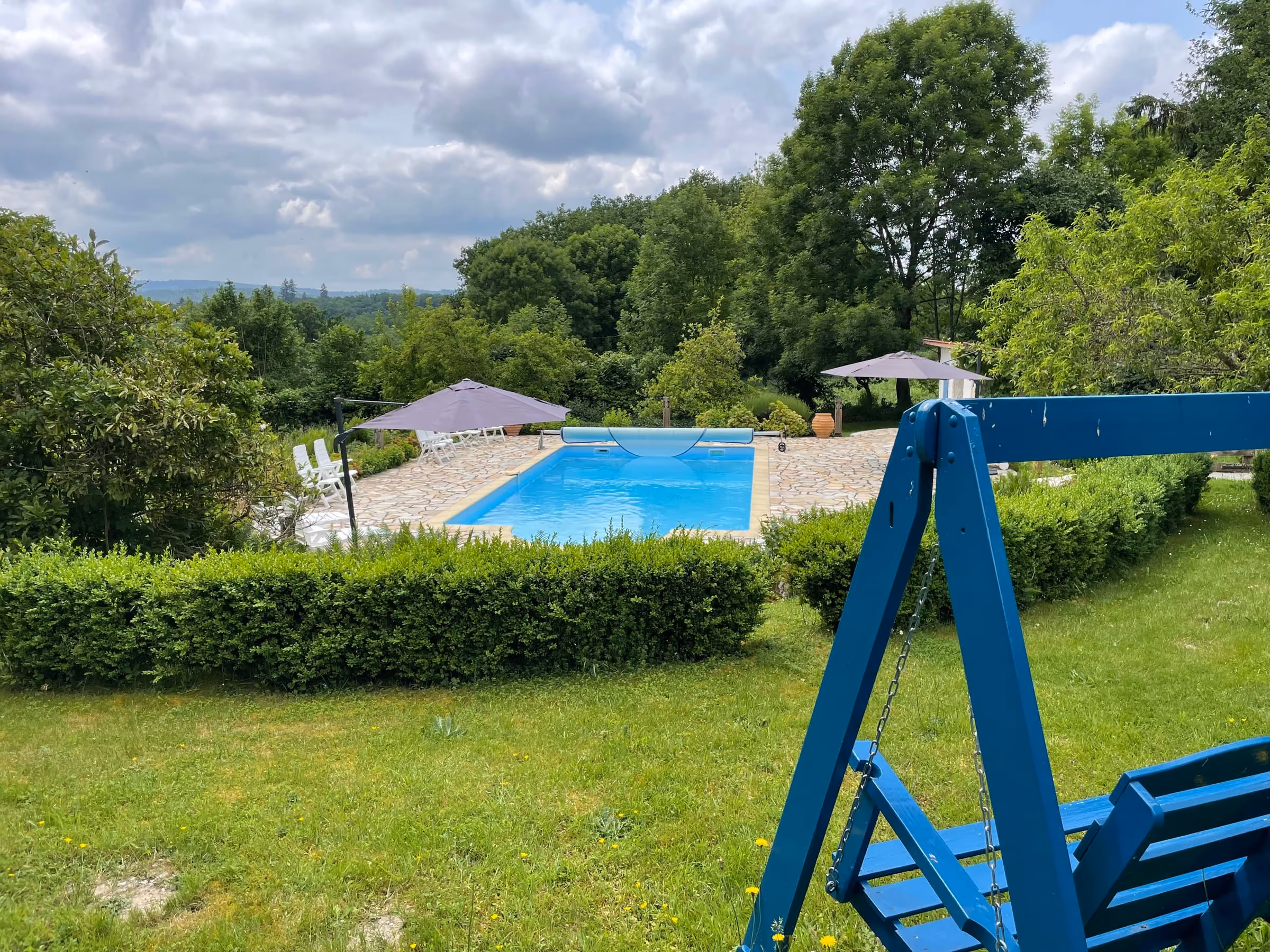 Zwembad met terras en uitzicht op de vallei