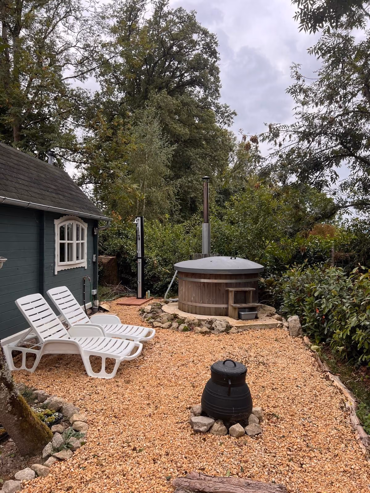 Houtgestookte hottub (tegen meerprijs te gebruiken) en solar buitendouche