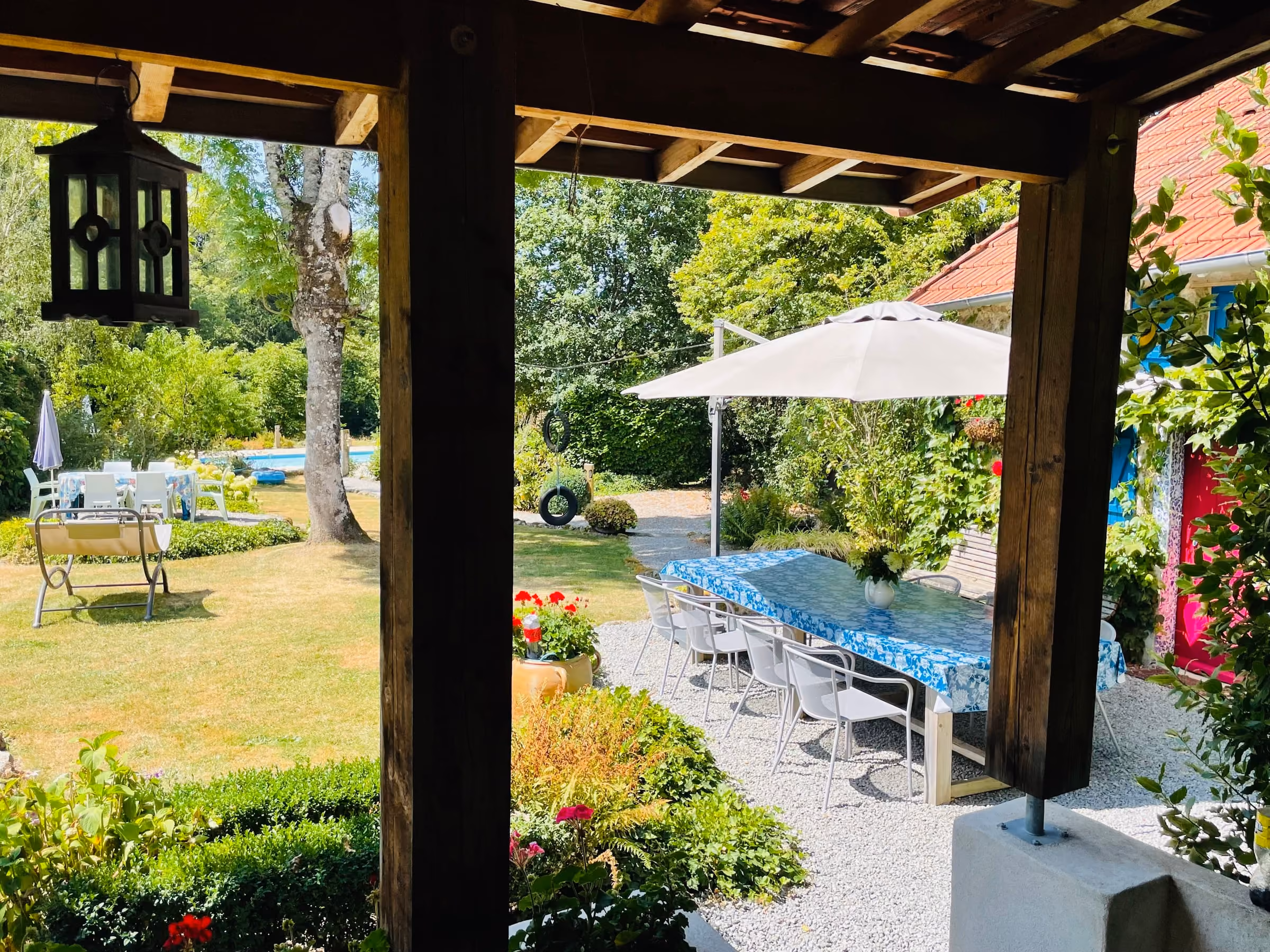 Uitzicht op de tuin vanuit de buitenveranda