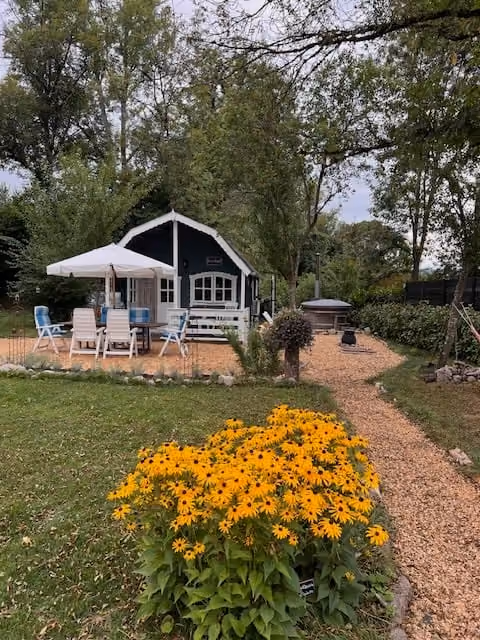 Chalet met bloemenzee in de tuin
